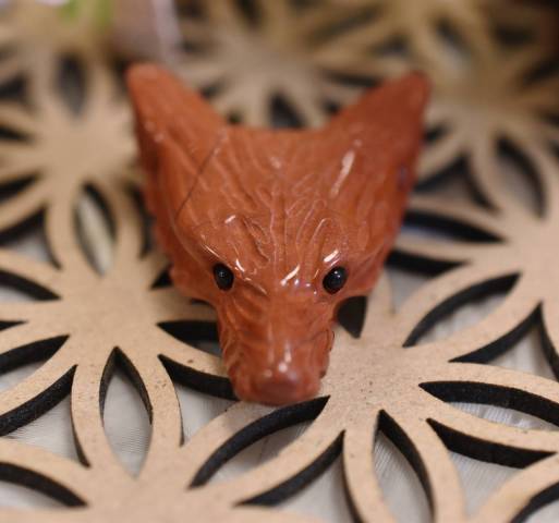 Pendentif tte de loup jaspe favorisant la stabilit et la forcerouge