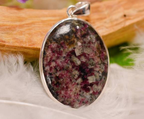 Pendentif Eudialyte et argent 925 favorisant la gurison motionnelle