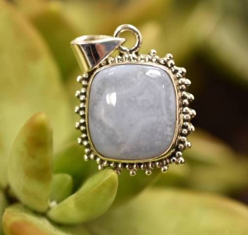 Pendentif calcdoine et argent 925 favorisant l'apaisement des peines