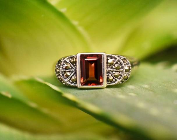 Bague Grenat et Marcassite sur argent 925