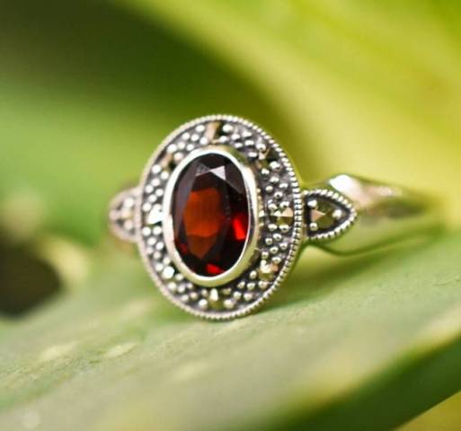 Bague Grenat et Marcassite sur argent 925
