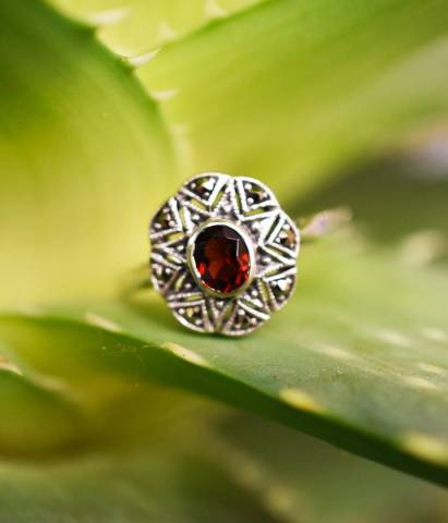Bague Grenat et Marcassite sur argent 925
