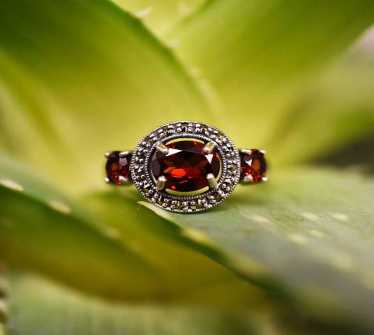 Bague Grenat et Marcassite sur argent 925